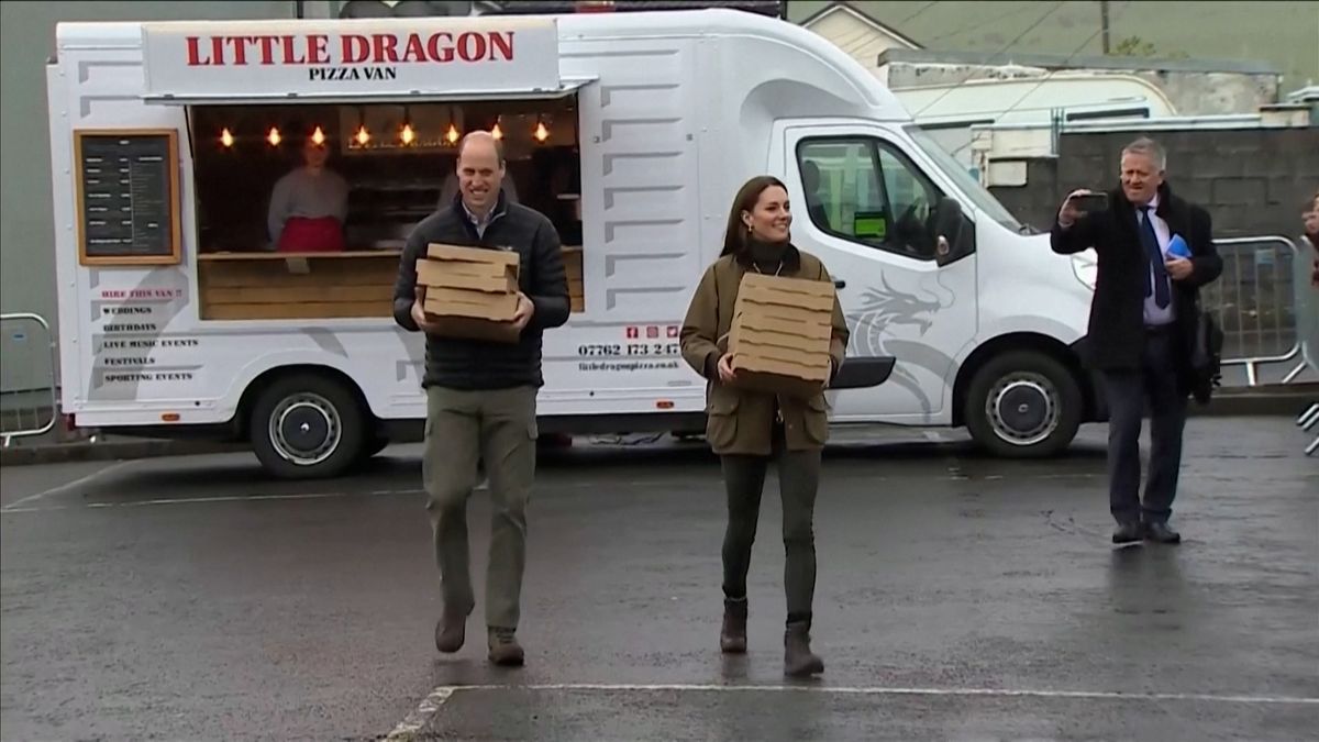 William a Kate slaňovali ze skály a donesli záchranářům pizzu
